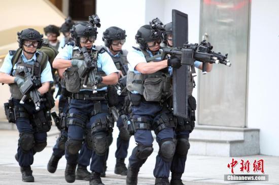 香港警方�e行大�模反恐演�